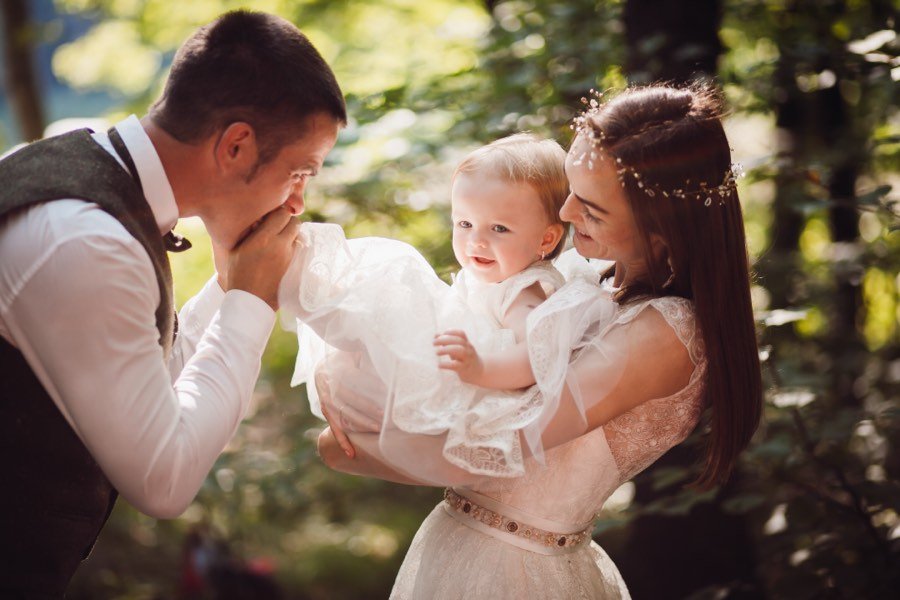 Familia con bebé en vestido de bautizo — inspiración para invitación digital