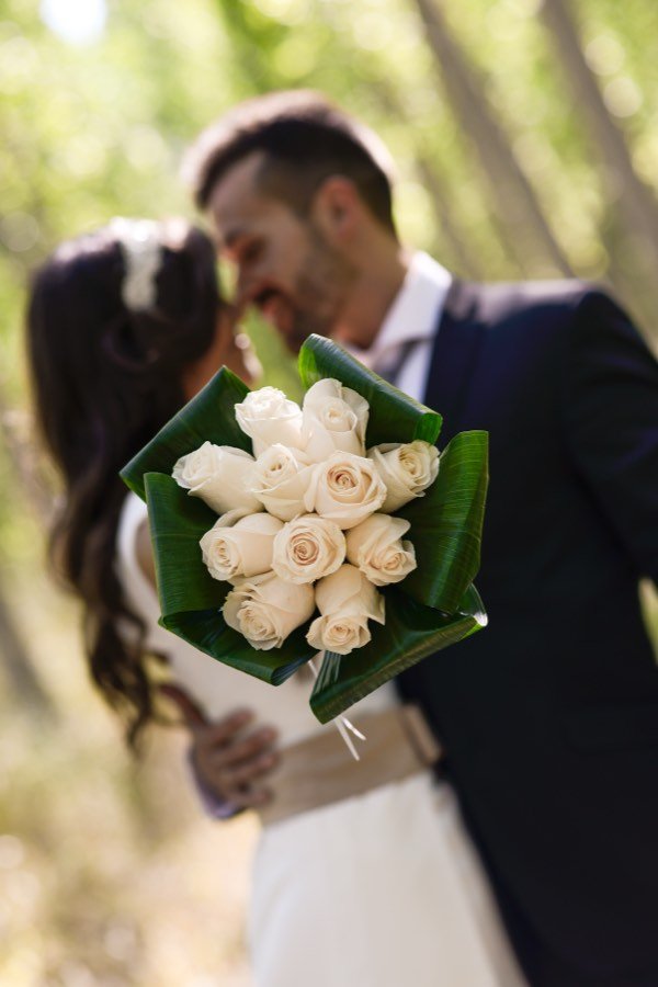 Pareja celebrando su boda — inspiración para invitación digital