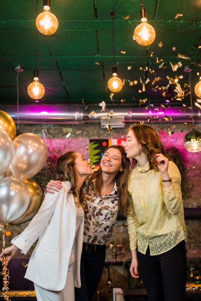 Invitados celebrando un cumpleaños — así se siente abrir tu invitación digital
